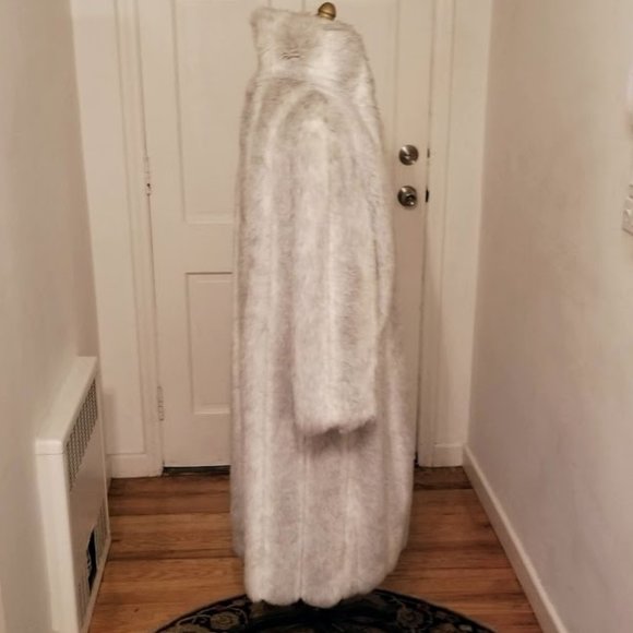 Silver Fox | Faux Fur | Signature Collection by Russel Taylor | Limited Edition - Picture 8 of 16